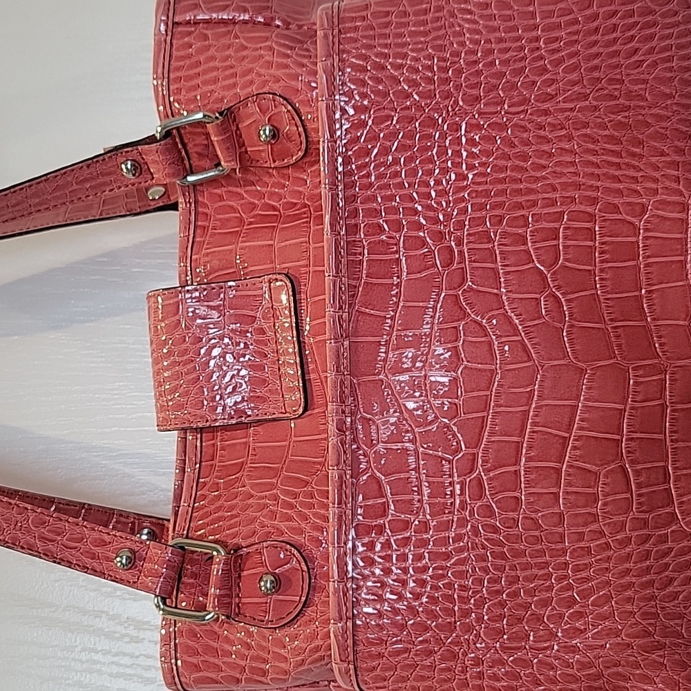 LIZ CLAIBORNE SAMON CRIC DESIGN HANDBAG & WRISTLET SET - Picture 8 of 12